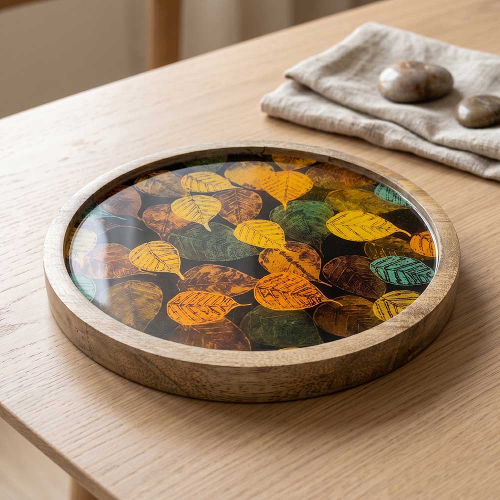 A close-up shot of the natural mango wood texture on the side of the tray